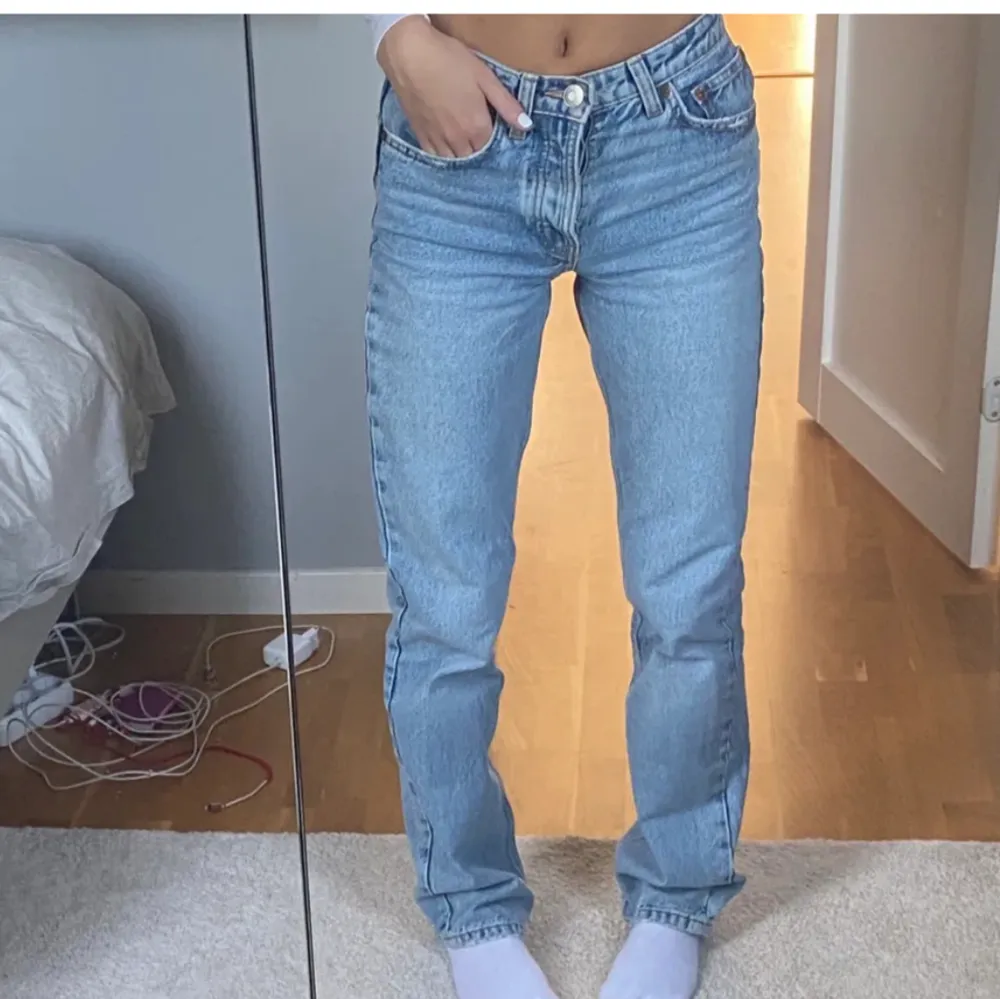Ett par perfekta jeans för sommaren. Bild 1 & 2 är lånade från tidigare ägare, samma jeans. Passar bra i längden för mig som är 169 cm! . Jeans & Byxor.
