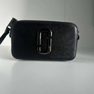 Marc Jacobs  - Marc Jacobs väska använt skicka men fortfarande i nyskick. Perfekt till sommaren