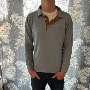 Ralph Lauren Pike - Tja! Säljer nu denna sjukt snygga Ralph lauren pike tröja i storlek M men sitter som XS. Skicket är 8/10, har ett litet hål men inget som syns vid användning, kan lätt lagas. Nypriset ligger på 1500 kr. Vid fler frågor/bilder är det bara att skriva!