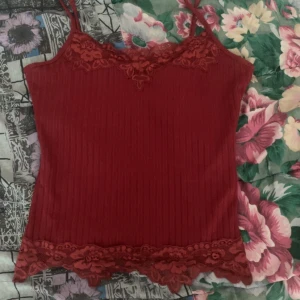 vinrött linne - säljer denna då den ej kommer till någon användning. använd max 5 gånger 