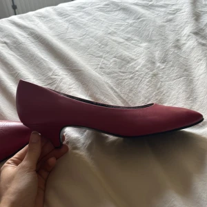 Kitten heels - Ett par as fina röda kitten heels som TYVÄRR är förstora för mig:( De är i en perfekt röd o har en liten klack på kanske 2 cm. 
