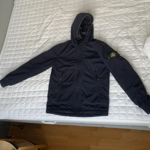 Stone island jacka - En väldigt fin och sparsamt använd Stone island junior jacka. Storlek 172men passar som om det vore storlek S, har en likadan i vanlig storlek och dom är lika stora. Nypris 7000 kr och jag säljer för 1999