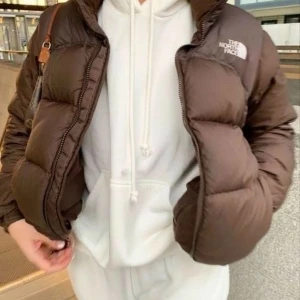 North face jacka  - Slutsåld modell & färg,  Köpt på Plick! Storlek M, bra skick. Obs tre första bilderna e lånade <3 