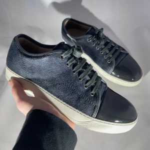 Lanvin Elephant Gray - Säljer dessa riktigt fräscha lanvins i storlek 40 (UK6) passar även 41-41,5 | 9/10 Skick | Box + 1 Dustbag följer med | 2599kr 🤝