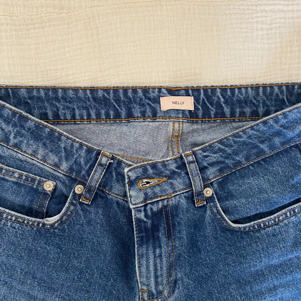 Säljer dessa low waist skitsnygga Nelly jeans som tyvärr är lite stora på mig som vanligtvis är en 34. Använt endast ett fåtal gånger 💙 originalpris 599. Jeans & Byxor.