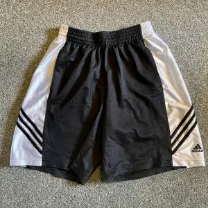 Coola vintage Adidas bb shorts, storlek M, i mycket bra skick! Se bilder 