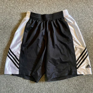 Svarta och vita Adidas basket shorts stl M - Coola vintage Adidas bb shorts, storlek M, i mycket bra skick! Se bilder 