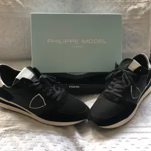 Hej! Säljer dessa feta Philippe model TRPX skorna som är perfekta till sommaren. Storlek 46, skick 9/10. Box, dustbag, fler bilder kan förekomma. Orginal pris 3200 mitt 2299. 👍🇫🇷🇮🇹