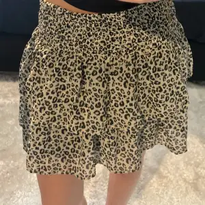 En leopard kjol med volanger som är super snygg och passande till sommaren☀️💞