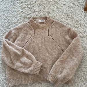 Stickad tröja  - Väldigt mjuk stickad tröja perfekt för våren/sommaren i persika/beige färg 😊