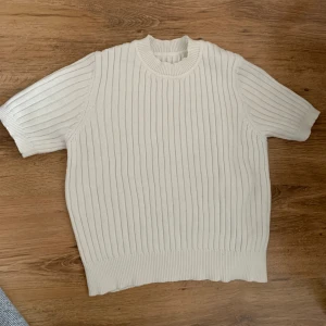 Stickad t-shirt - Superfin stickad t-shirt. Lite nopprig men annars i bra skick❣️