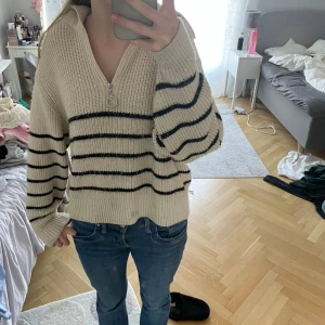 Stickad tröja  - Säljer min stickade tröja då jag inte riktigt använder den längre💞