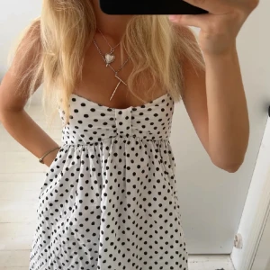 Prickig zara klänning  - Jätte söt prickig klänning från zara!🙌❤️ KÖP INTE DIREKT KONTKATA FÖRST!