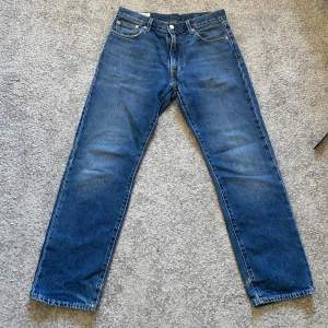 Säljer dessa jeans från Levis. Storleken är 30/30 och de sitter som passformen straight. De är i fint skick, inga hål eller något liknande. Säljer dessa på grund av att de inte används. 