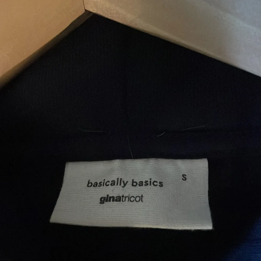 Hej säljer min blåa ginatricot hoodie då den aldrig kommit till användning, helt ny! Nypris 360kr. Hoodies.