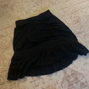 Svart kjol från Gina 🖤 Storlek S men passar även Xs