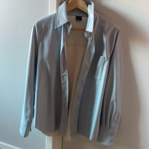 Jacka/kappa - En babyblå jacka från Gina aldrig använd 