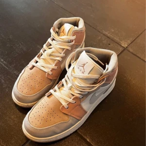 Air Jordan Milan mid - Air Jordan Milan mid, oanvända endast testade dock e nt lappen kvar 