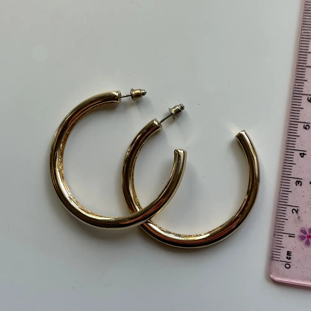 Guldiga hoops, använda fåtal gånger! Ca 5cm diameter. Alla örhängen desinfekteras innan de skickas ✨. Accessoarer.