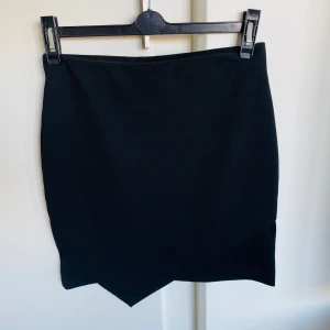 Svart kjol från H&M storlek SMALL - Märke: H&M Vad: Kjol Storlek: Small  Upplevd i storlek: Normal Färg: Svart Material: 96% polyester & 4% elastan  Skick: Inget att anmärka på