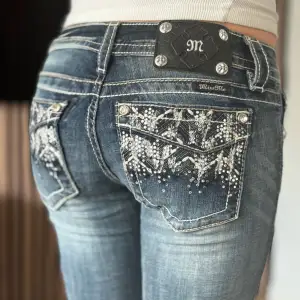Lågmidjade bootcut jeans från Miss Me. Unika fickor med mycket bling. Perfekt skick. Mått: Innerbenslängd: 83cm   Midjemått rakt över: 34,5cm Midjemått: 76cm Modellen är 166cm lång. Skriv gärna ifall du har några frågor! 💗