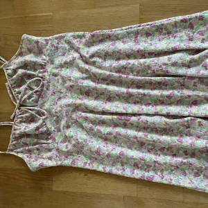 Sommarklänning  - Supersöt klänning från gina tricot i storlek L men passar bra på mig som har S. Säljer för att den tyvärr inte kommer till användning.