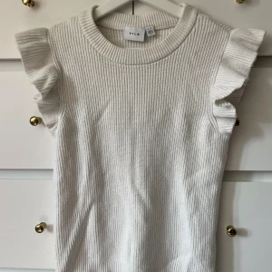 Stickad vila topp  - Super söt stickat topp från vila som jag nästan aldrig använt. Köpt för 299kr kom med egna prisförslag. Toppen passar perfekt nu till sommaren och vid snabb affär tar jag billigt pris. 