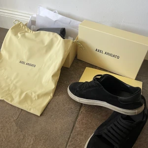 Axel Arigato skor - De är använda en del och är lite slappa där bak på skon. Annars är det inget fel på dom och är perfekta till en fin sommar outfit. Passar till nästan alla kläder man kan bära. Man får med box och klistermärken. Pris och bilder kan diskuteras!😃