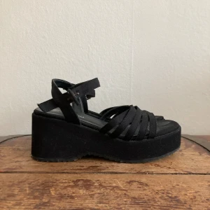 Sandaler platå - Sandaler i strl 37. Helt okej skick!