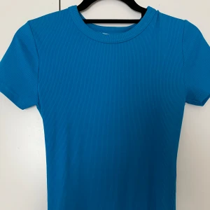 Zara topp - Topp från zara i en jättefin blå färg i jättebra skick. Har en tight passform, Storlek M men liten i storlek så passar även S och Xs