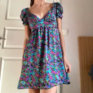 Helt ny klänning med färgglada blommor🫶🏼 Man kan ha den vanligt vid axlarna som på första bilden eller off shoulder som på andra.  Verkligen jättefina detaljer! (puffig i ärmarna) Köpt från märket Lipsy London som inte längre säljer denna klänning🌟