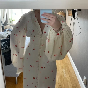 adoore klänning - säljer denna super söta och fina adoore klänningen🍒🍒 positano dress, båda lapparna sitter kvar på klänningen!!