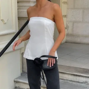 Vit bandeau top - Säljer helt ny bandeau top från Nakd Moa Mattsons kollektion. Slutsåld på nätet och prislappen kvar