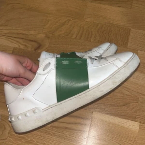 Valentino open skor  - Säljer en riktigt snygga Valentino open i grön färg! Ny pris 7200 mitt pris 2599 hör av dig om du har några frågor eller funderingar! Pris kan diskuteras vid snabb affär🤝🤩