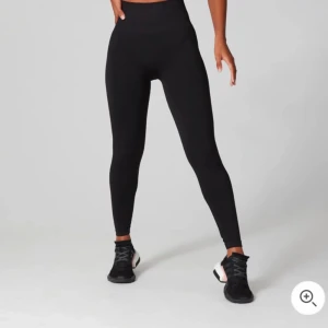 Tights Myprotein  - Säljer ett par svart tights från Myprotein då de aldrig blivit använda! 
