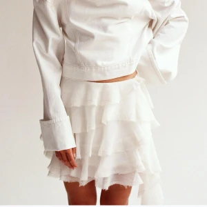 Zara kjol - Intressekoll på dennna as snygga kjol från zara som är helt slutsåld💕 Ny med lapp kvar. Kom med egna bud 