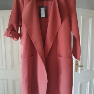 Coatigan  - Fickor fram, trekvartsärm som går att knäppas upp, dock en knapp borta på ärmen men en extra finns som går att sy dit