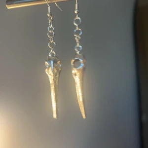 Limited edition Sally  - Silvriga örhängen (har bara ett par med just domhär ”fåglarna”), FÅR INTE KOMMA I KONTAKT MED VATTEN, det går också att köpa ett örhänge istället för ett par och det är såklart billigare❤️