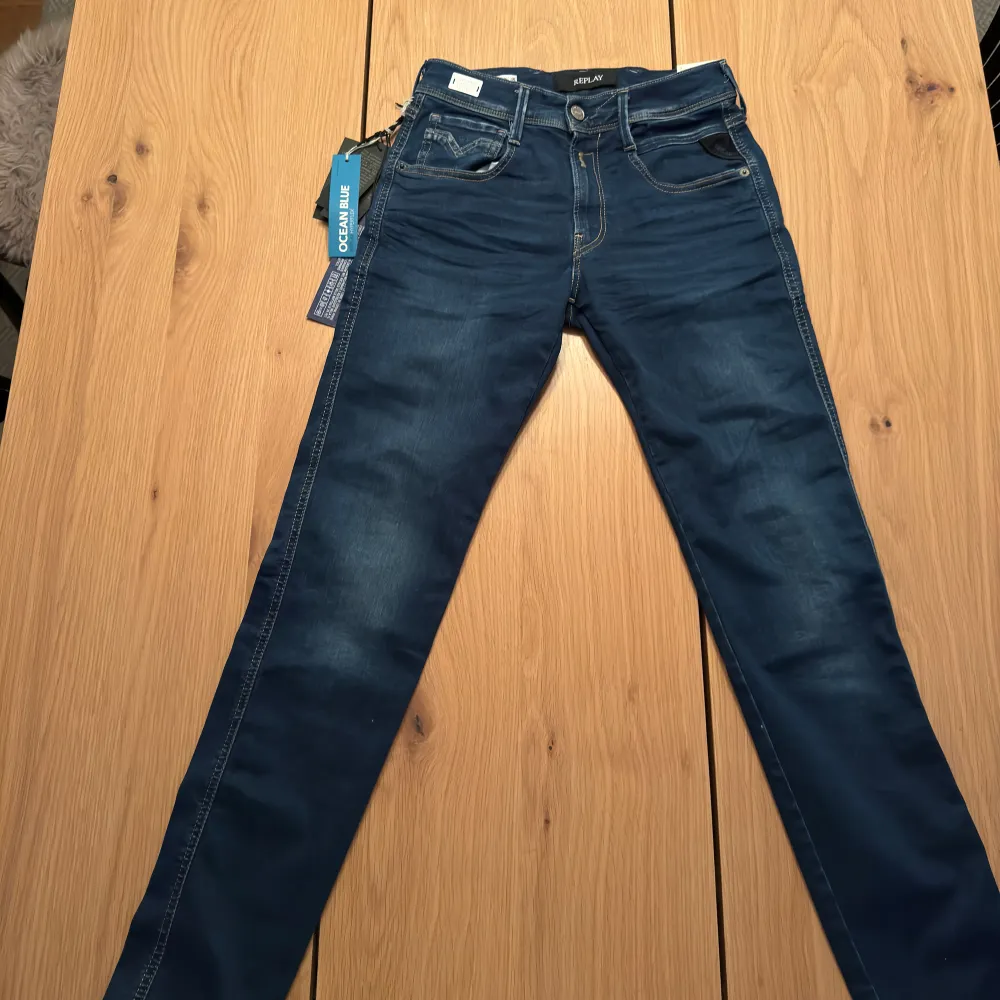 Strl 27/30 Helt nya, alla lappar sitter kvar Färg: Ocean blue    . Jeans & Byxor.