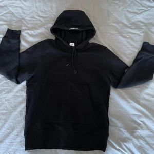 CP Company Hoodie - Riktigt schysst C.P. Company hoodie som är helt ny, har egentligen bara klippt prislappen | Storlek M | Äkthetsbevis/kvitto finns | Nypris: 2400kr | Hör av dig vid minsta fundering 🤩