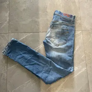Säljer nu ett par snygga dondup jeans i färgen blå som passar perfekt till sommaren. Hör av er för minsta fundering/frågor