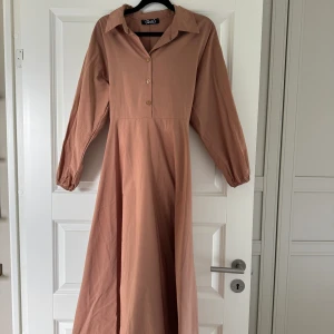 Klänning - Endast använd 1 gång , helt ny 