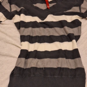 Fin tröja - En svart & vit randig tröja i mjukt och tunt material. Väldigt fin till t.ex hösten eller närsom, passar bra till lågmidjade jeans 🫶🏼
