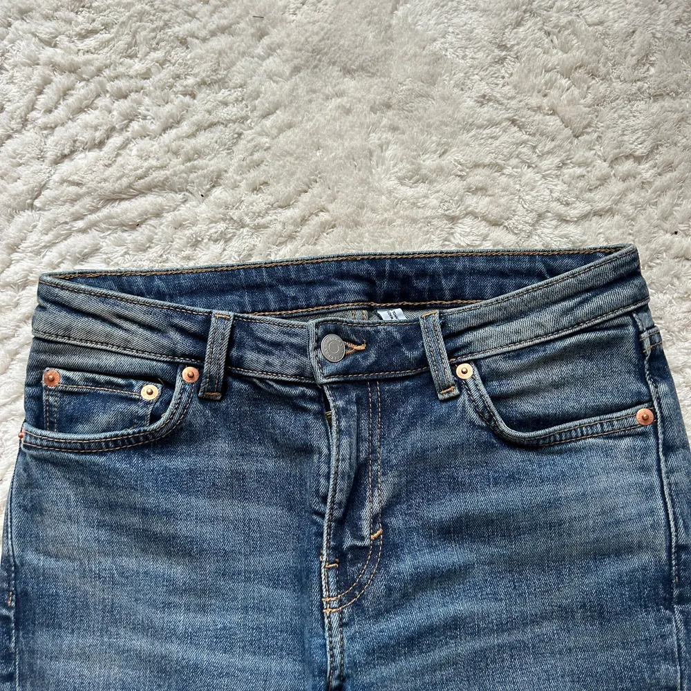 Säljer dessa jätte fina lågmidajade jeansen få de är för små. Jeansen är från Weekday. Skriv för fler bilder . Jeans & Byxor.