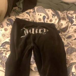 Juciy byxor med text  - Säljer byxorna för kommer till igen använd, storlek m men passar också som L skulle jag säga