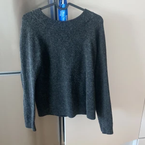 Stickad tröja - Säljer nu denna då de inte riktigt är min typ av tjocktröja men den är väldigt fin!! Köpt för ett halvår ungefär 