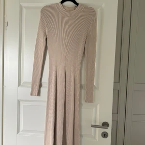 Klänning - Klänning från hm använd endast 1 gång 