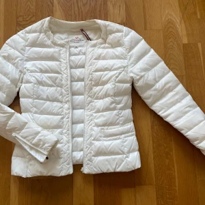 Vårjacka stl XS (holly&whyte) från Lindex  - Vårjacka stl XS (holly&whyte) från Lindex i bra skick, kan kanske behöva en tvätt 250 kr, köparen står för frakten 