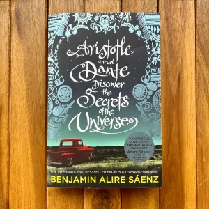 Aristotle & Dante Discoverse the Secrets of the Universe  - Aristotle & Dante Discoverse the Secrets of the Universe skriven at Benjamin Alire Sáenz är en bok som var väldigt populär på tiktok. Boken är i bra skick.