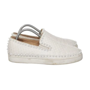 Louboutin ”Slip ons” - Tjo, intressekoll på dessa riktigt Grisch Louboutin Slip ons/loafers. Dem är i väldigt använt skick därav priset. Köpta för ca 5500kr på vestire o kvitto finns vid behov. Storlek 40 men hade nog passat 41-42. Skriv vid frågor. Möts ändast Skanstull 🙏🏼